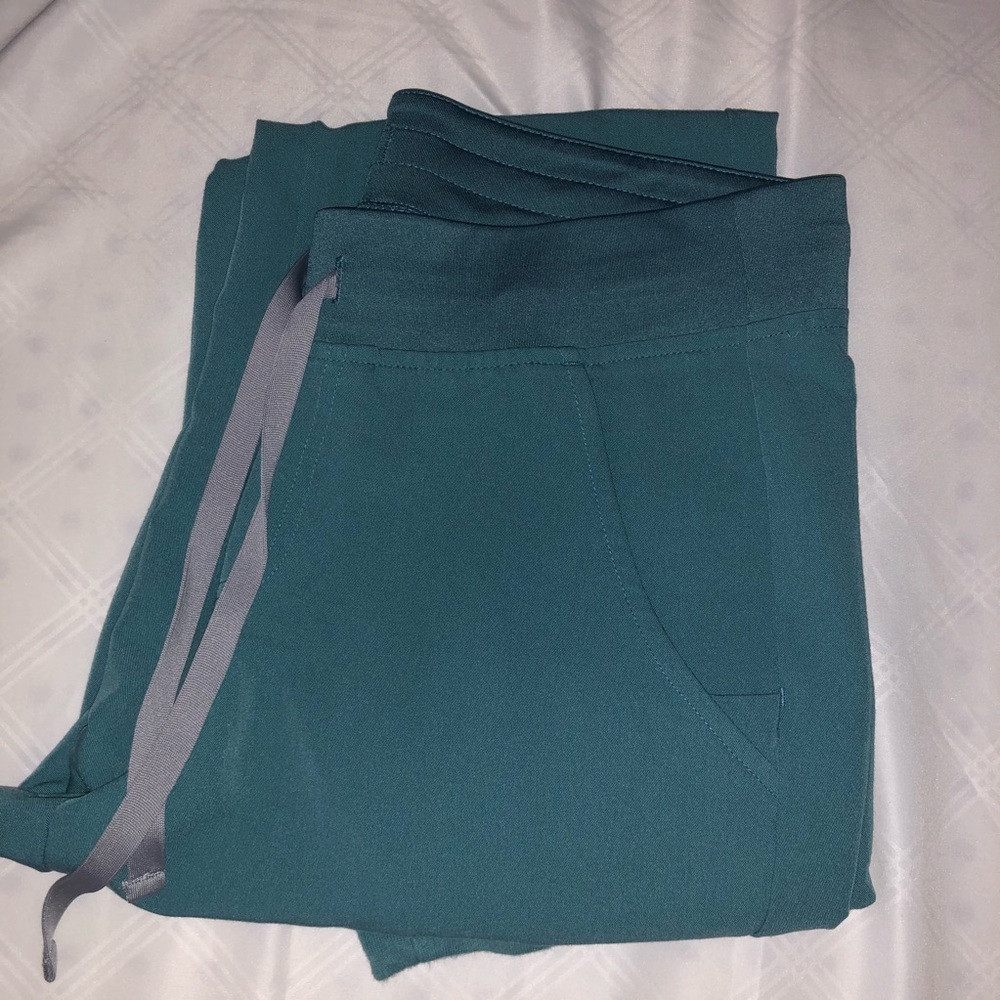 FIGS Zamora Jogger in Hydrogreen